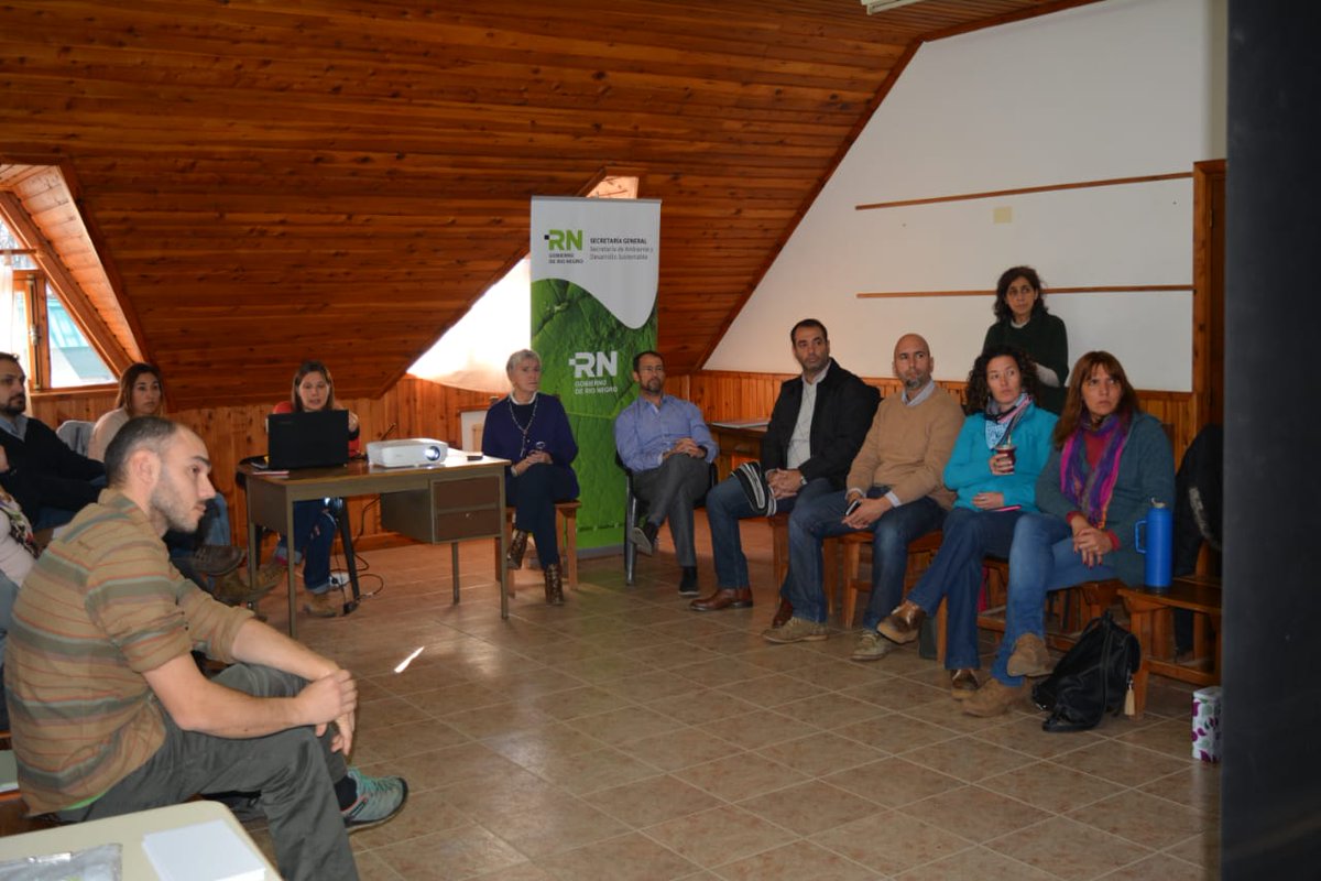 AmbienteRN's tweet photo. 🌳#REUNIÓN SOBRE #ORDENAMIENTOTERRITORIAL DE LOS #BOSQUESNATIVOS

➡️El encuentro se está desarrollando en #ElBolsón.

➡️Se encuentran presentes la secretaria de Ambiente, @DinalinaMigani , @FernandoMalaspina y @marceloperdomo del @magyp_rionegro , entre otros. https://t.co/DILOeWJyPC