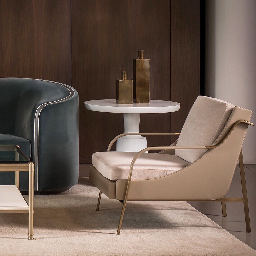HollyHuntDesign's tweet photo. Plays well with others. In a pair, in a group, or on its own, lounge chairs for any setting.
#HOLLYHUNT #HOLLYHUNTContract #sidetable #drinktable #table #loungechair #art #furniture #design @hollyhuntminneapolis #HOLLYHUNTMinneapolis https://t.co/d7tXpfq4OY