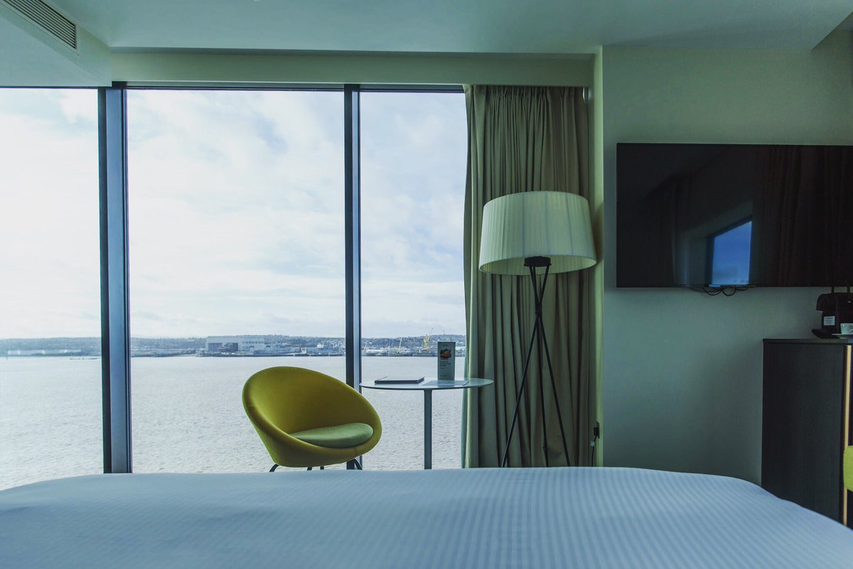 Pullman_Lpool's tweet photo. No need to choose between a kingsize bed or a incredible view #haveboth ✅

#deluxeroom #upyourgame #liverpool #pullman #citybreak #bed #view #accorhotels https://t.co/WKocWvQQPX
