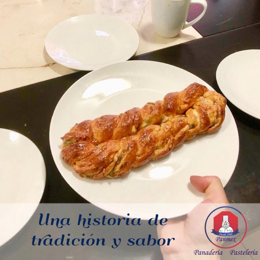 PanmexOficial's tweet photo. ¿Tienes antojo de #roscadepascua Reyes en pleno agosto?

Nuestro pan de #Higo te las quitará...

“Una historia de tradición y sabor”.

#Panmex 
#panadería 
#pastelería 
#pan
#panmexicano https://t.co/JsASHIipyk