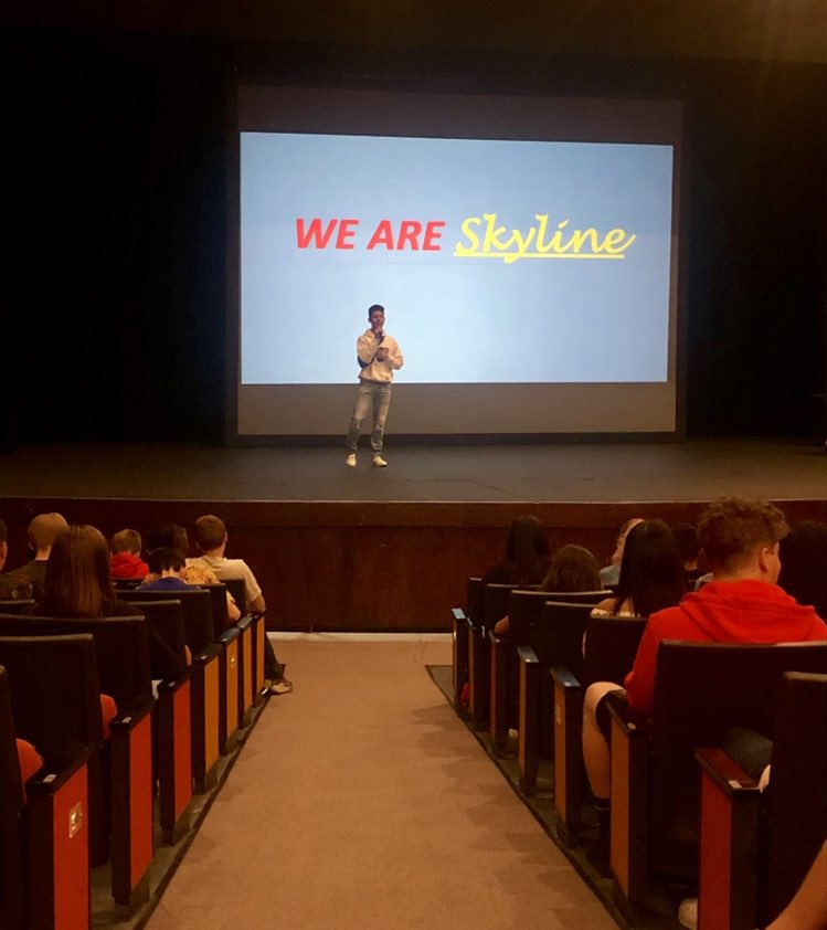SVVSD_Ringer's tweet photo. Senior Roman Garcia-Martinez giving advice to our freshmen, encouraging them to challenge themselves with Honors and AP classes! @DPerfettiDeany #Classof2023 https://t.co/Jer72uWLV1