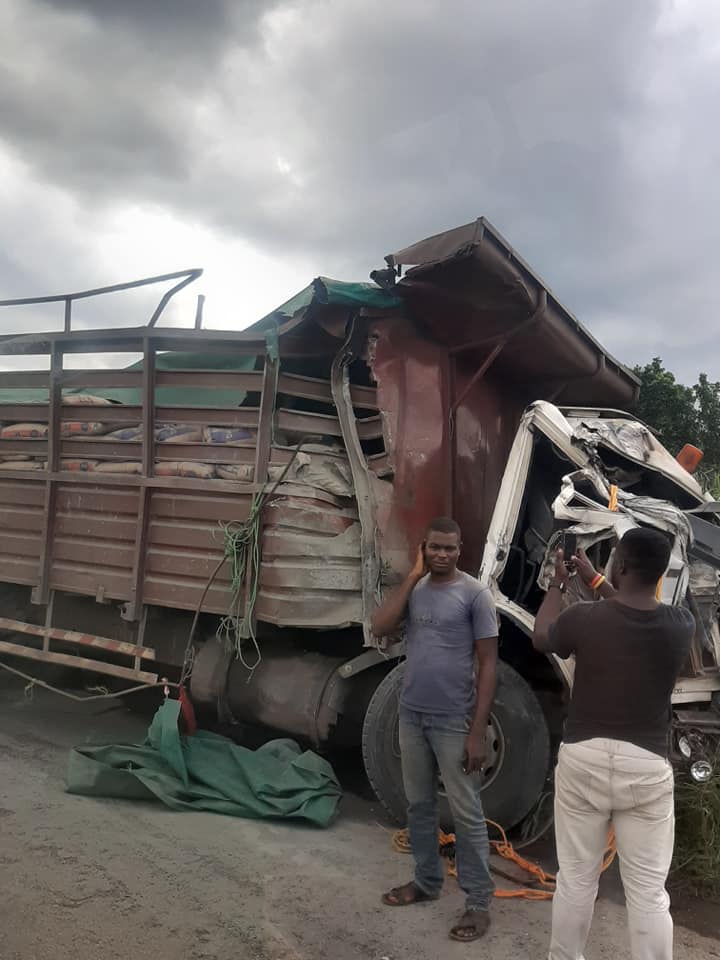bikanda's tweet photo. #Securoute

#GeneralVoyage [encore] impliqué dans un accident, à Njombé (Dla-Bfsam) 

Mais attenrion, cette fois, c'est lui la victime, et non le coupable.

Un camion qui a un éclatement de pneu, et fonce droit sur le bus de General Voyage.

Bilan:1 décès.
Assiah https://t.co/299tNtKgZG