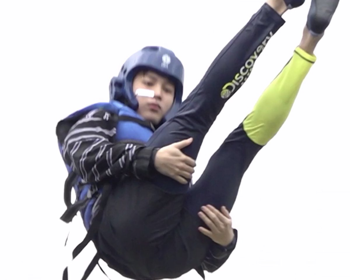 MINIMIJIMIN's tweet photo. 아기얼굴 쟈근손 얇은발목 긴종아리 탄탄벅지 뽕동이 ,,,,,
#지민 #JIMIN @BTS_twt https://t.co/QLUv1kmDeO