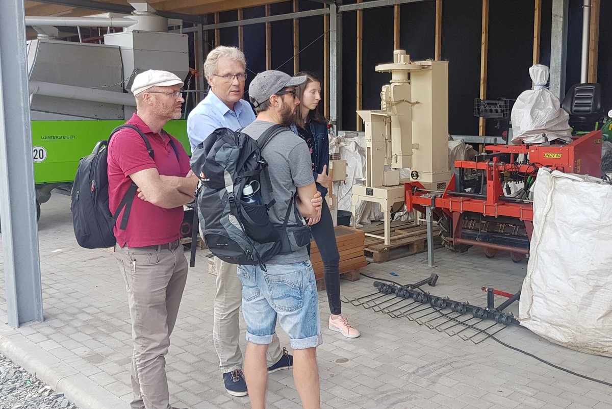 Saxony5_'s tweet photo. Zwischen #Gewächshaus, #Versuchsfeld und #Traktor: Ausflug ins Grüne oder besser auf den Campus Pillnitz der @DresdenHtw hieß es heute für das #saxony5-Team zur Vorbesprechung eines Filmes, der das #CCL #Landwirtschaft und #Biodiversität in den Fokus rückt #innovativehochschule https://t.co/XPosMALGvI