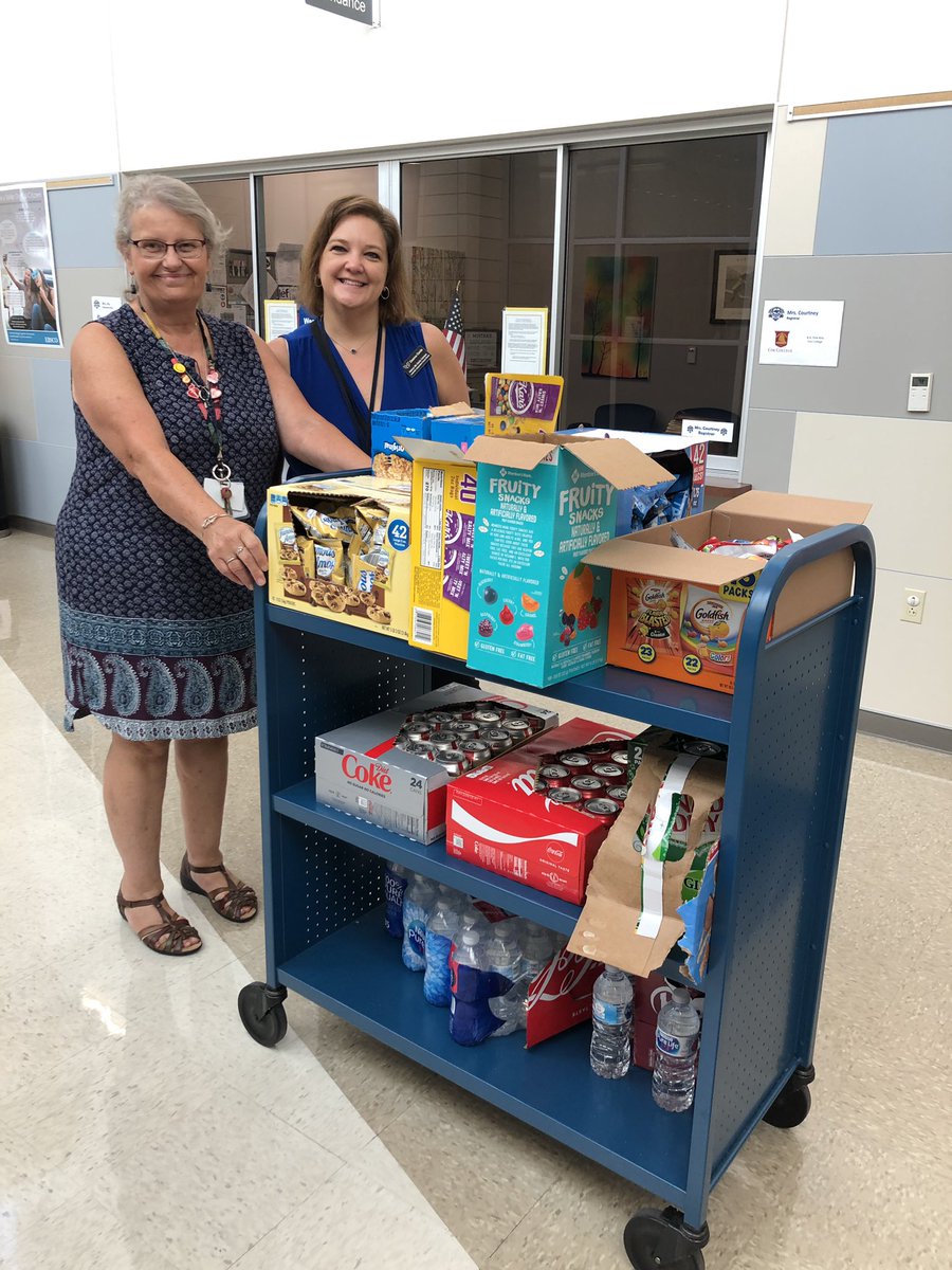 Wernekea's tweet photo. Our @hebron9th and Sunshine team partnered together for some first day treat cart fun! We appreciate all of our amazing team! #FirstDayTreats #LISDB2S2019 #H9Adventures ☀️ https://t.co/mc19KFfIo2
