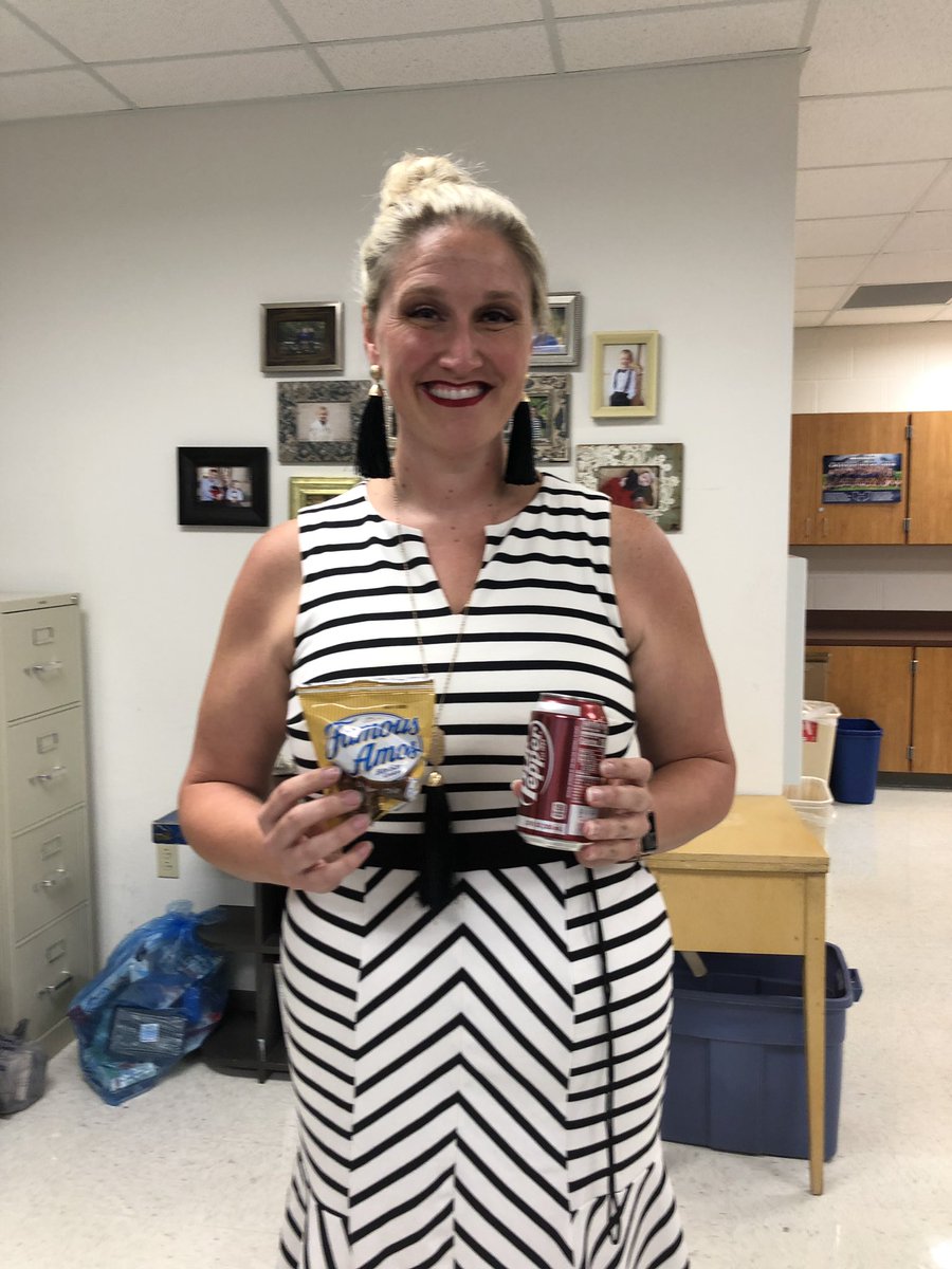 Wernekea's tweet photo. Our @hebron9th and Sunshine team partnered together for some first day treat cart fun! We appreciate all of our amazing team! #FirstDayTreats #LISDB2S2019 #H9Adventures ☀️ https://t.co/mc19KFfIo2