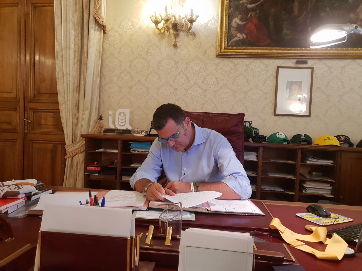 SocialMasaf's tweet photo. #Centinaio | Firmati oggi al Ministero 3 importati decreti:
-regolazione offerta #ParmigianoReggiano DOP 2020/22
-disposizioni riconoscimento e controllo organizzazioni #ProduttoriOrtofrutticoli e associazioni, fondi esercizio e programmi operativi
-convenzione #Mipaaft-#Enit https://t.co/pj6cT76z5Y