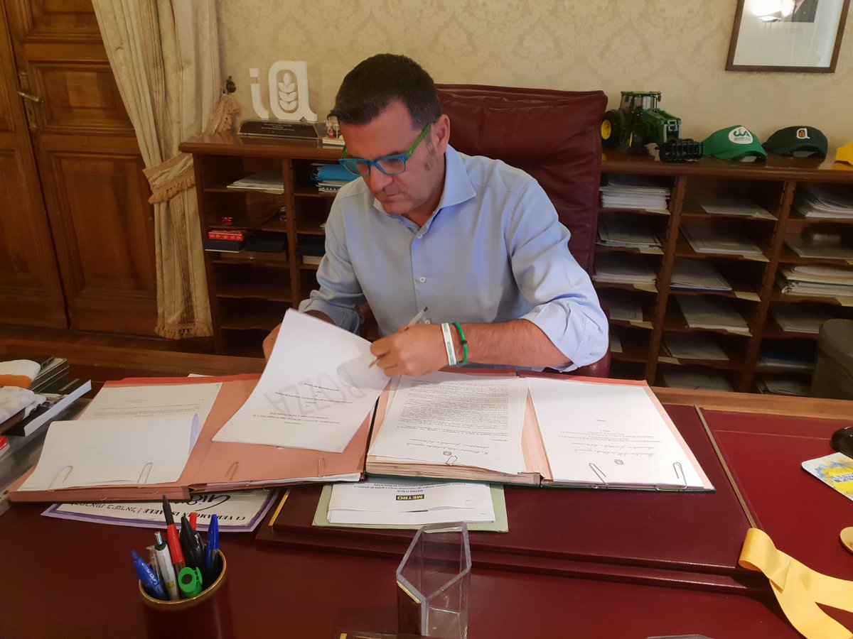 SocialMasaf's tweet photo. #Centinaio | Firmati oggi al Ministero 3 importati decreti:
-regolazione offerta #ParmigianoReggiano DOP 2020/22
-disposizioni riconoscimento e controllo organizzazioni #ProduttoriOrtofrutticoli e associazioni, fondi esercizio e programmi operativi
-convenzione #Mipaaft-#Enit https://t.co/pj6cT76z5Y