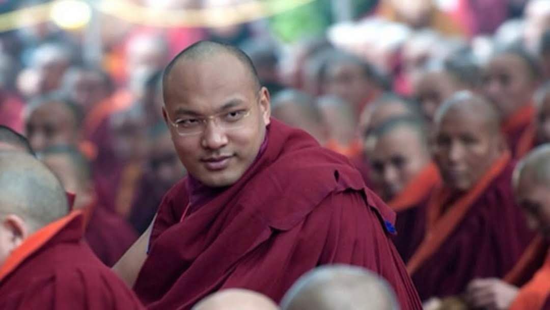 Karmapa_es's tweet photo. _______________Serie ocasional: post # 11

El sexto verso del texto dice:

       Aun si alguien a quien yo he ayudado
y en quien he depositado mis esperanzas
me hace un gran mal infringiéndome daño,
que yo lo pueda ver como un excelente amigo espiritual.
#karmapa #budismo https://t.co/kcxu6pp6jo