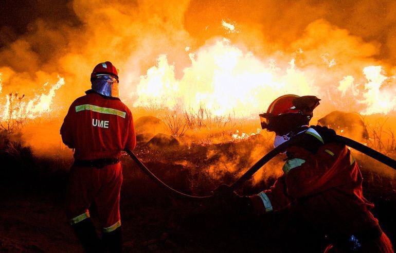 Todo mi apoyo a los héroes anónimos que ponen su vida en peligro para luchar contra los #IFGranCanaria Qué tristeza ver esas colinas quemándose, cuántos años de reconstrucción, reforestación por delante. Cuánto dolor. Un abrazo de ánimo a todos #GranCanaria🙏