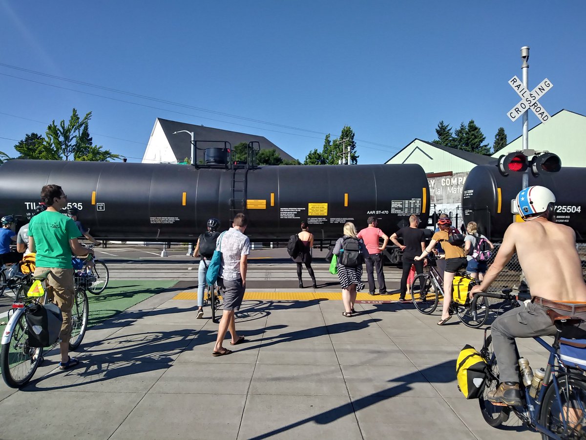 oiltrainwatchOR's tweet photo. Northbound moving train with placard number 1267 spotted on July 19th at 5:30pm near SE Clinton MAX station, Portland. https://t.co/E4OLcPaaVD
