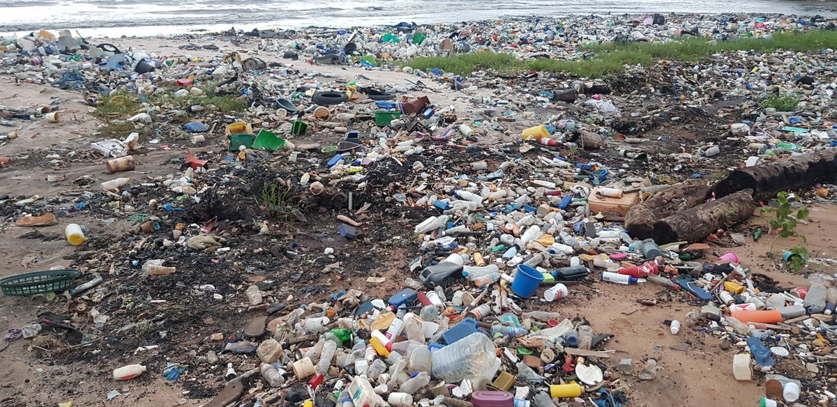BahMoBah94's tweet photo. Ce soir ,assis en bordure de mer à #Taouyah j'observais tous ces déchets qu'affiche l'image. Bref ils sont tous recyclables à mon constat et l'Etat devrait penser à attirer des investisseurs évoluant ds ce secteur...🤔
#Conakry 
#environment https://t.co/5ivRz08o5v