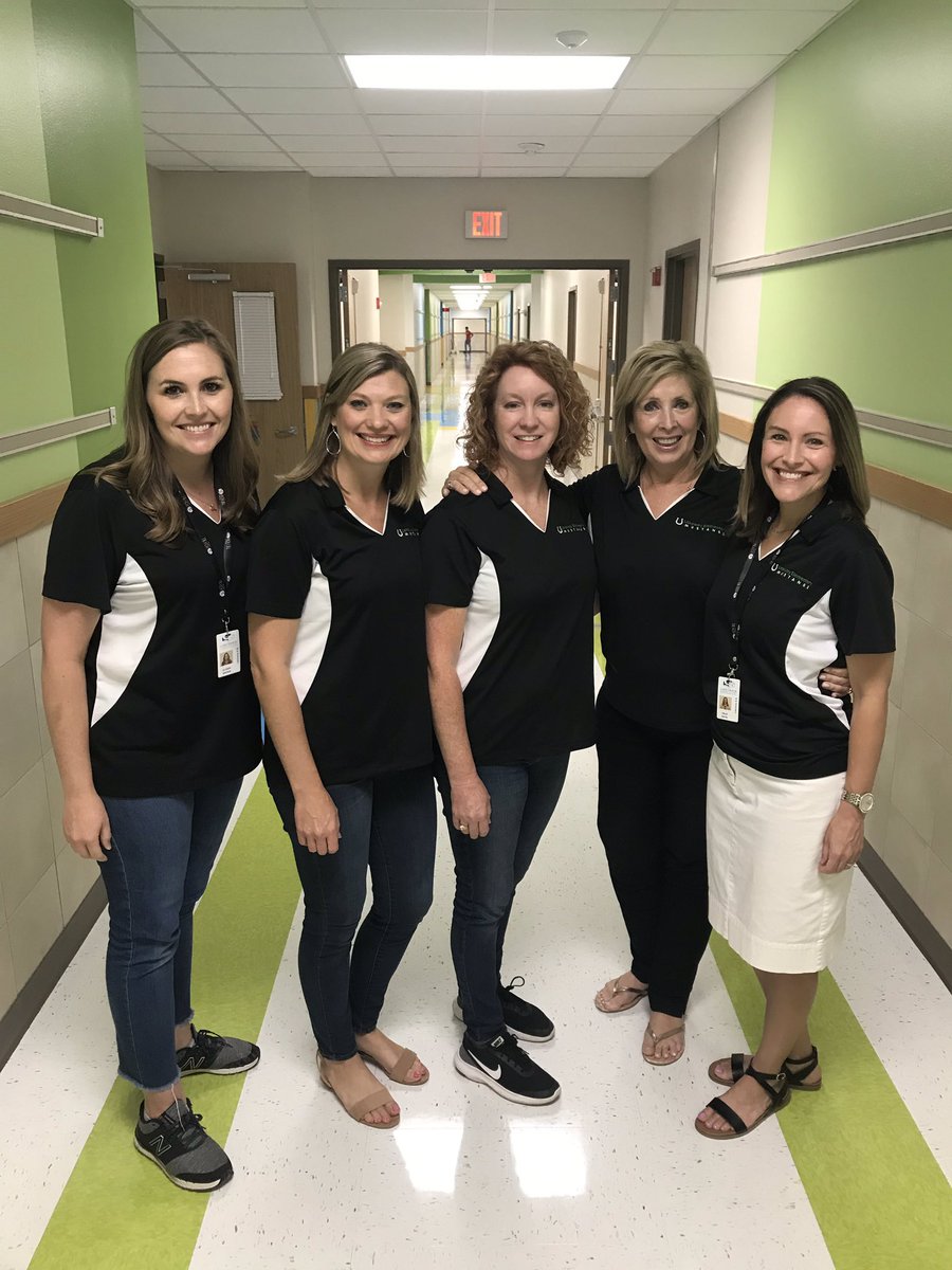 ARockenBrown's tweet photo. Third grade dream team is ready for meet the teacher!! @HicksSamuel #LWElearns https://t.co/hasugLVE3X