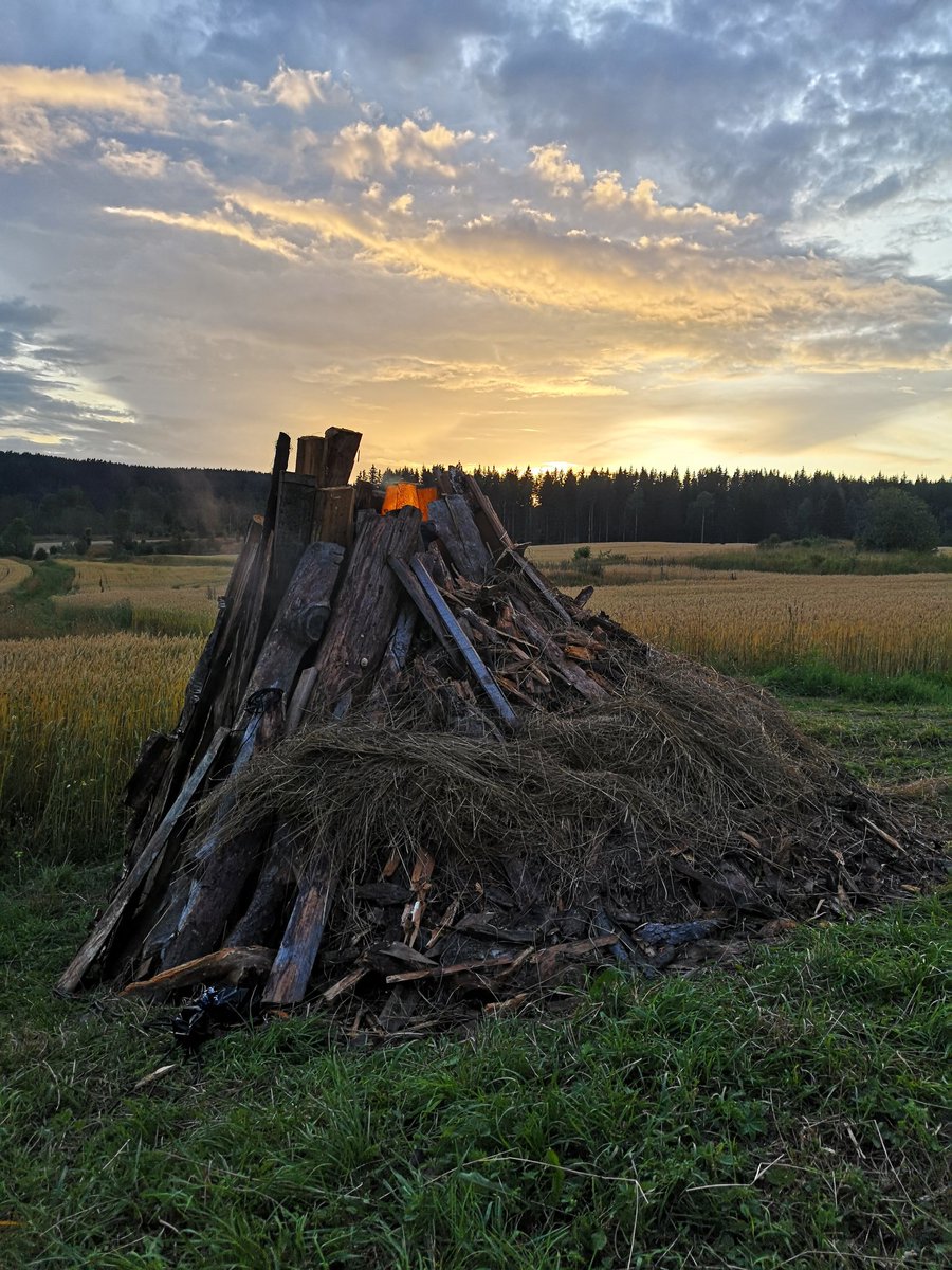 Maridalsspillet's tweet photo. På slutten av 1700-tallet og utover 1800-tallet var det kullmiler mange steder i Maridalen.

Laget av Fred Borg. 

#maridalsspillet #spel #sommer #maridalen #lineverndal #jespermalm #kristinebrusdal #joakimtdalen #anderssanzen #kirke #katharinaavmaridalen #skuespiller #bryllup https://t.co/NJkXsH9K6F