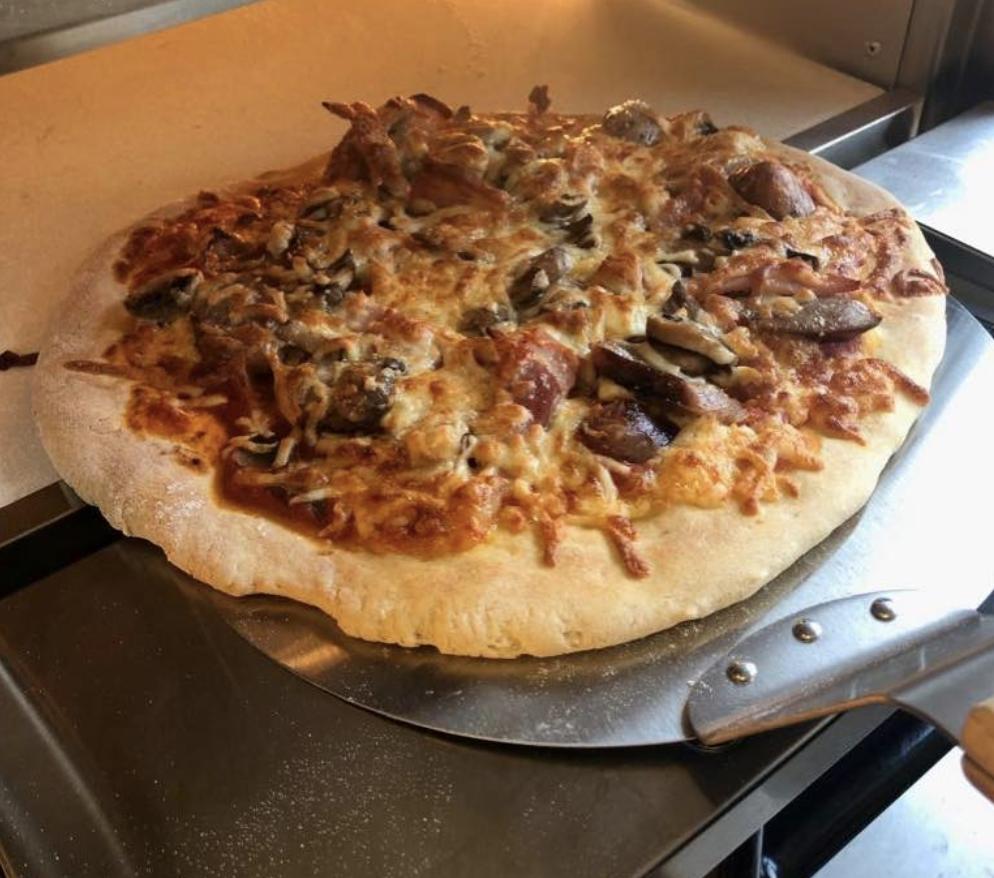 We are running a FB giveaway to celebrate the arrival of our new #pizza oven! 🍕You could WIN TWO 12" PIZZA'S!! Head over to our page now to take part >> facebook.com/TheAlmaArms/ 

#pizzaoven #pizzalovers #uckfield #almaarms #eatin #takeaway