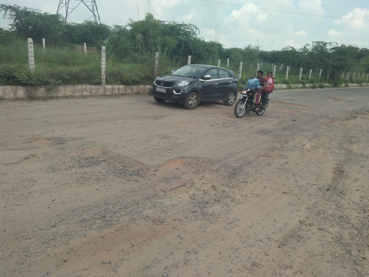 amitsingh_2704's tweet photo. Surajpur site c, opposite zeta1 Road is in very bad condition. Plz ask the authorities to repair. https://t.co/gb4ThRxhcs