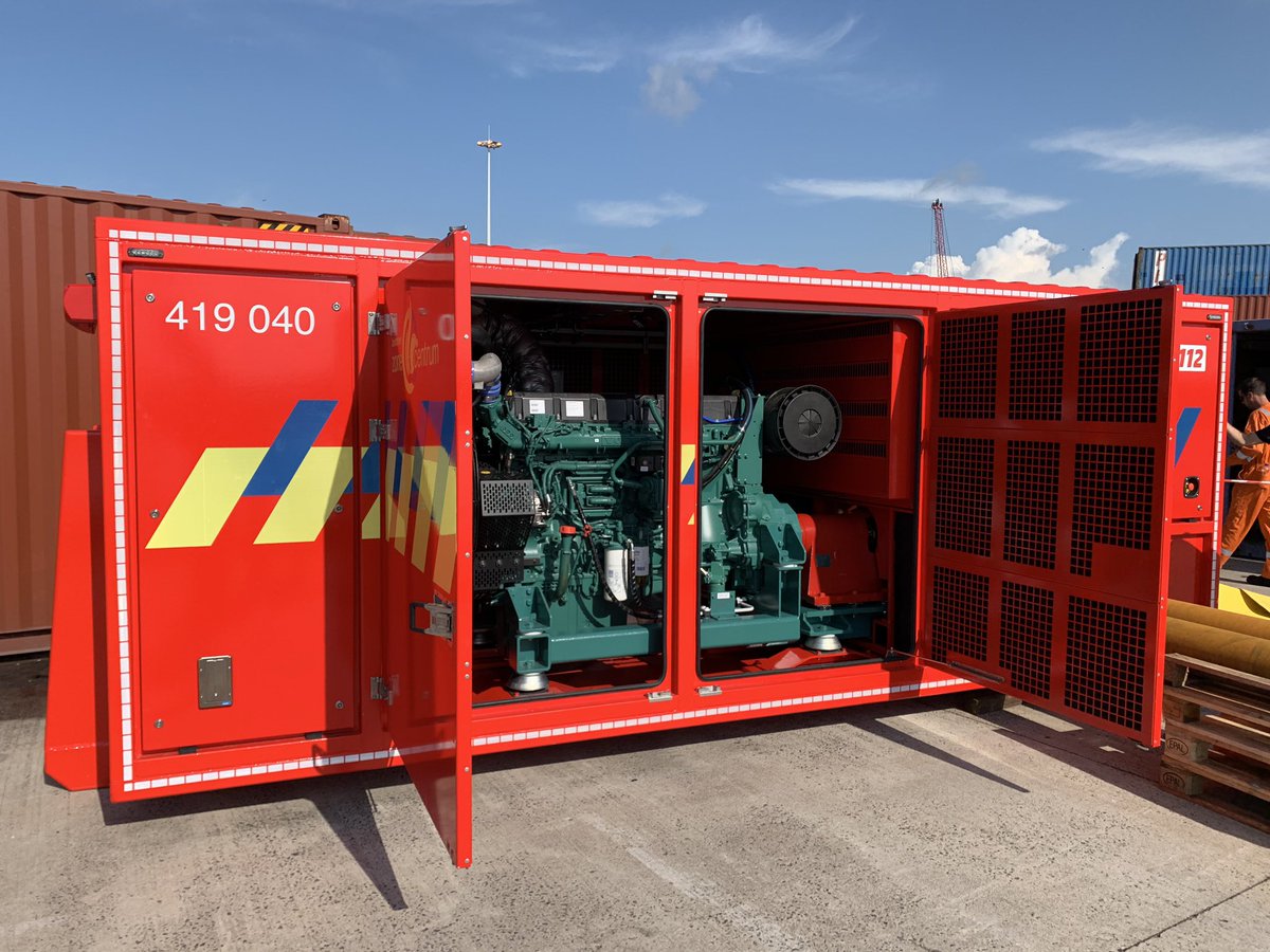 Wimvanzele's tweet photo. Dag 2 oplevering groot water transportsysteem @bzcentrum - test pomp - 12.000l/ min transporteren over 3  km en aan monitor 7 bar overhouden 😁 - morgen test schuiminjectie - mooie samenwerking tussen zone en North Sea Port - dank aan inzet brandweerteam ! https://t.co/ebaanHP3zT