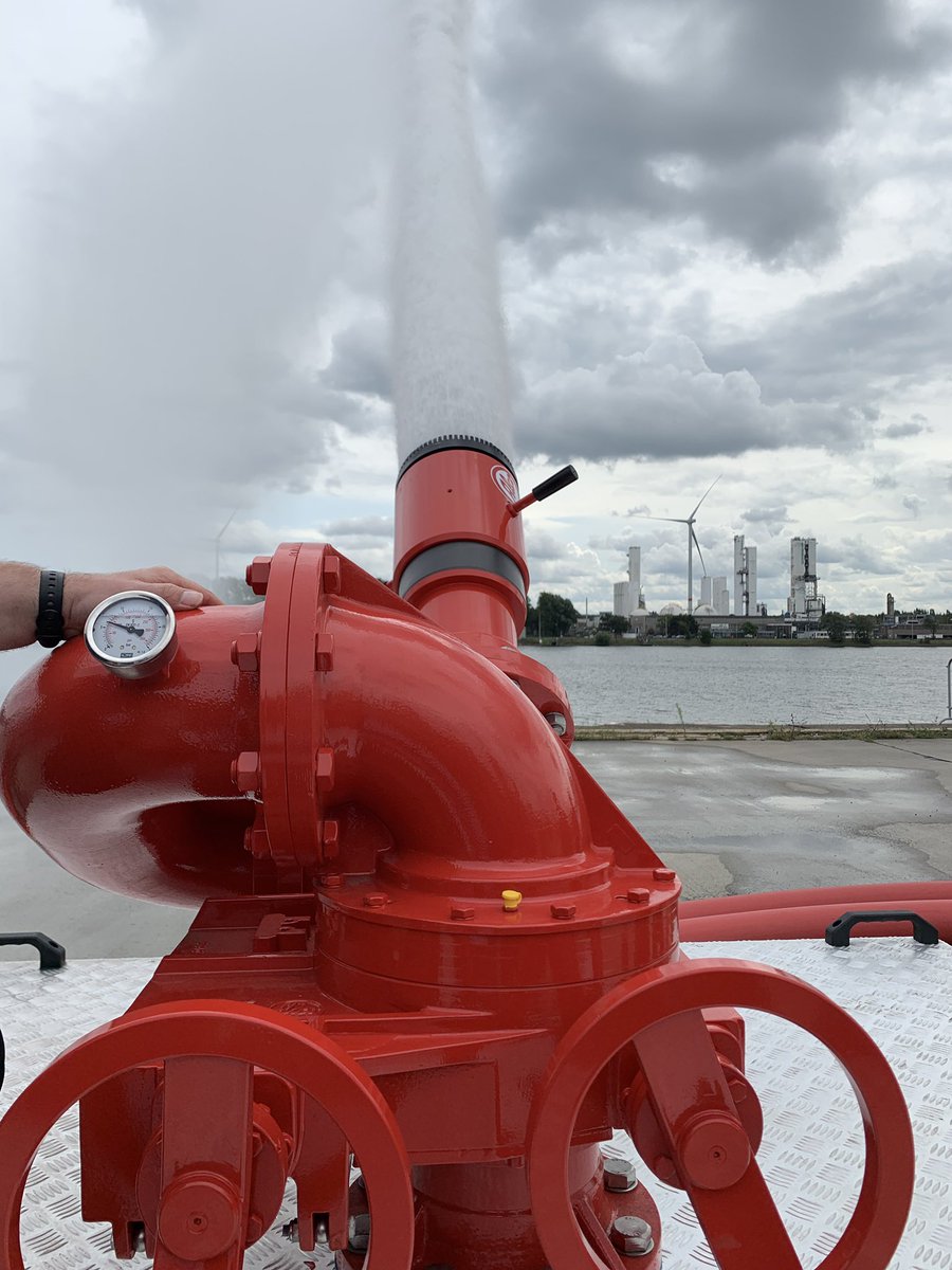 Dag 2 oplevering groot water transportsysteem <a href="/bzcentrum/">Brandweerzone Centrum</a> - test pomp - 12.000l/ min transporteren over 3  km en aan monitor 7 bar overhouden 😁 - morgen test schuiminjectie - mooie samenwerking tussen zone en North Sea Port - dank aan inzet brandweerteam !