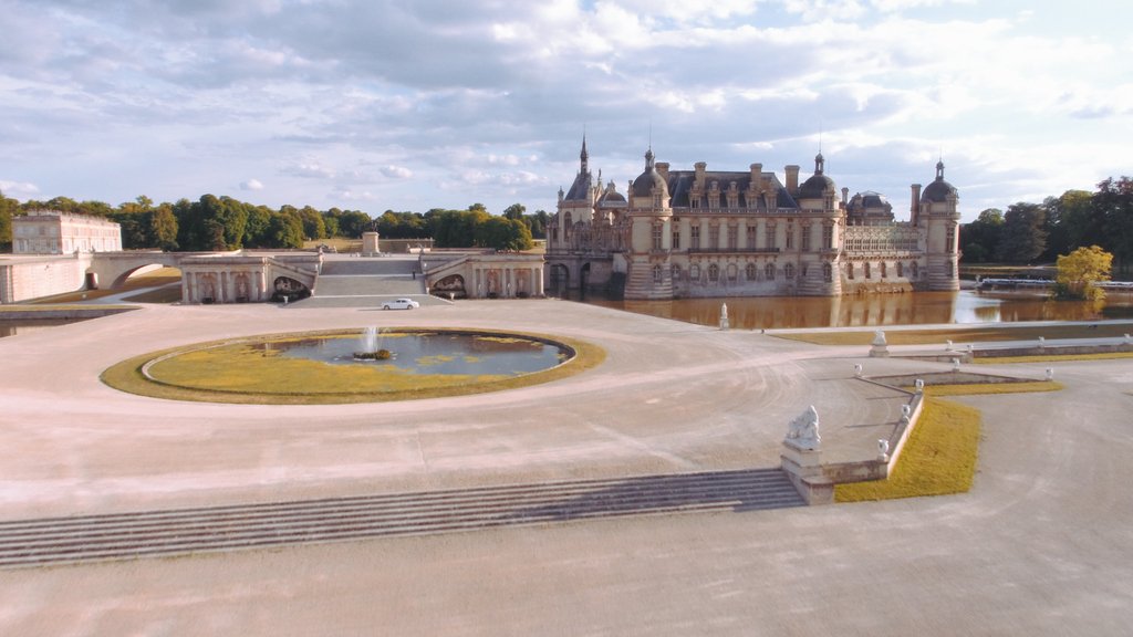 BktFilms's tweet photo. You can find lots of "Châteaux" around Paris but few of them are as majestic as this Château de Chantilly. 
#weddinginspiration #weddingideas #weddingphotography #weddingphotographer #weddingday #bridetobe #bride #castle #weddingplanning #weddinginspo https://t.co/W3WFWXWcXG