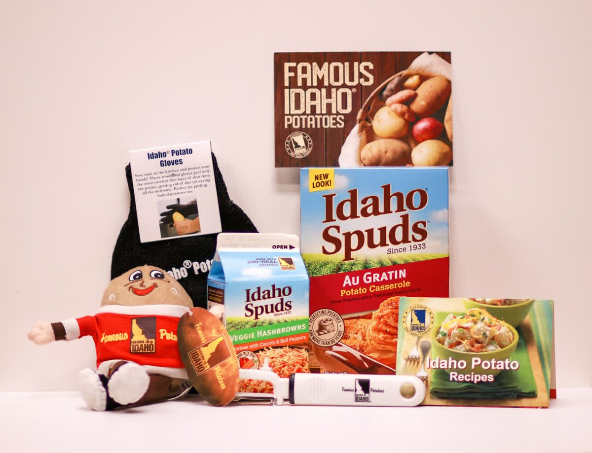 IdahoPotato's tweet photo. 🥔GIVEAWAY!#NationalPotatoDay is around the corner, we want to celebrate early by giving away some @idaho_spuds &amp; potato swag on 8/13-15th. Comment which potato dish you love best, hash browns, au gratin or mashed potatoes, tag a friend &amp; you could #win! 3 winners announced 8/16. https://t.co/XGUpPrcMMh