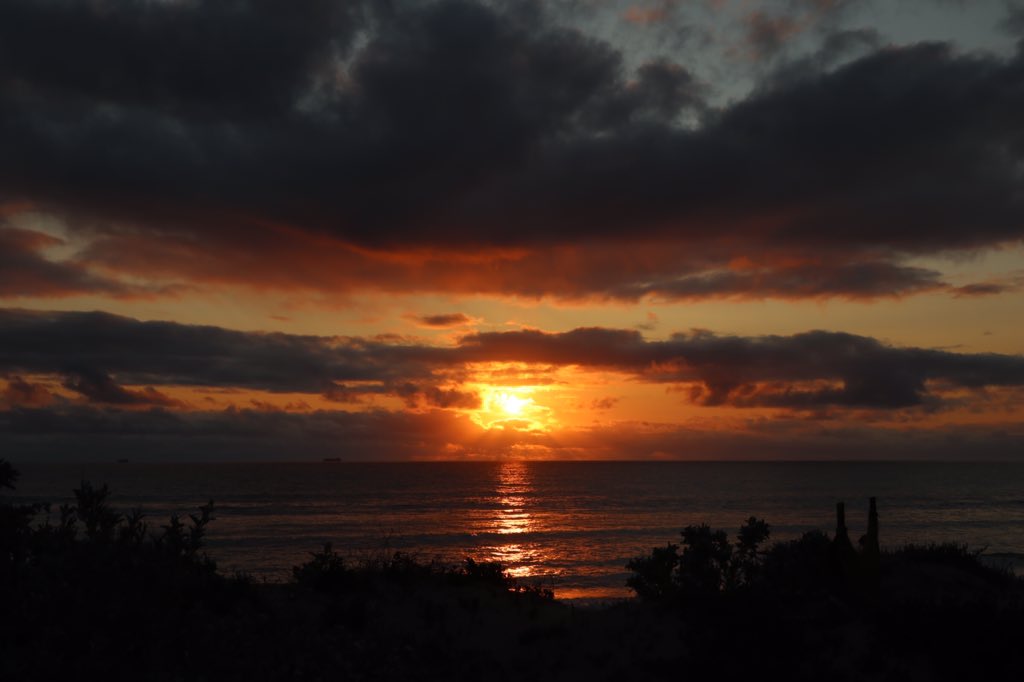 LindaAnnHull's tweet photo. Sunset from Geraldton...and on our campervan adventure. #lastnight #morepacking https://t.co/DDSb3ObINS