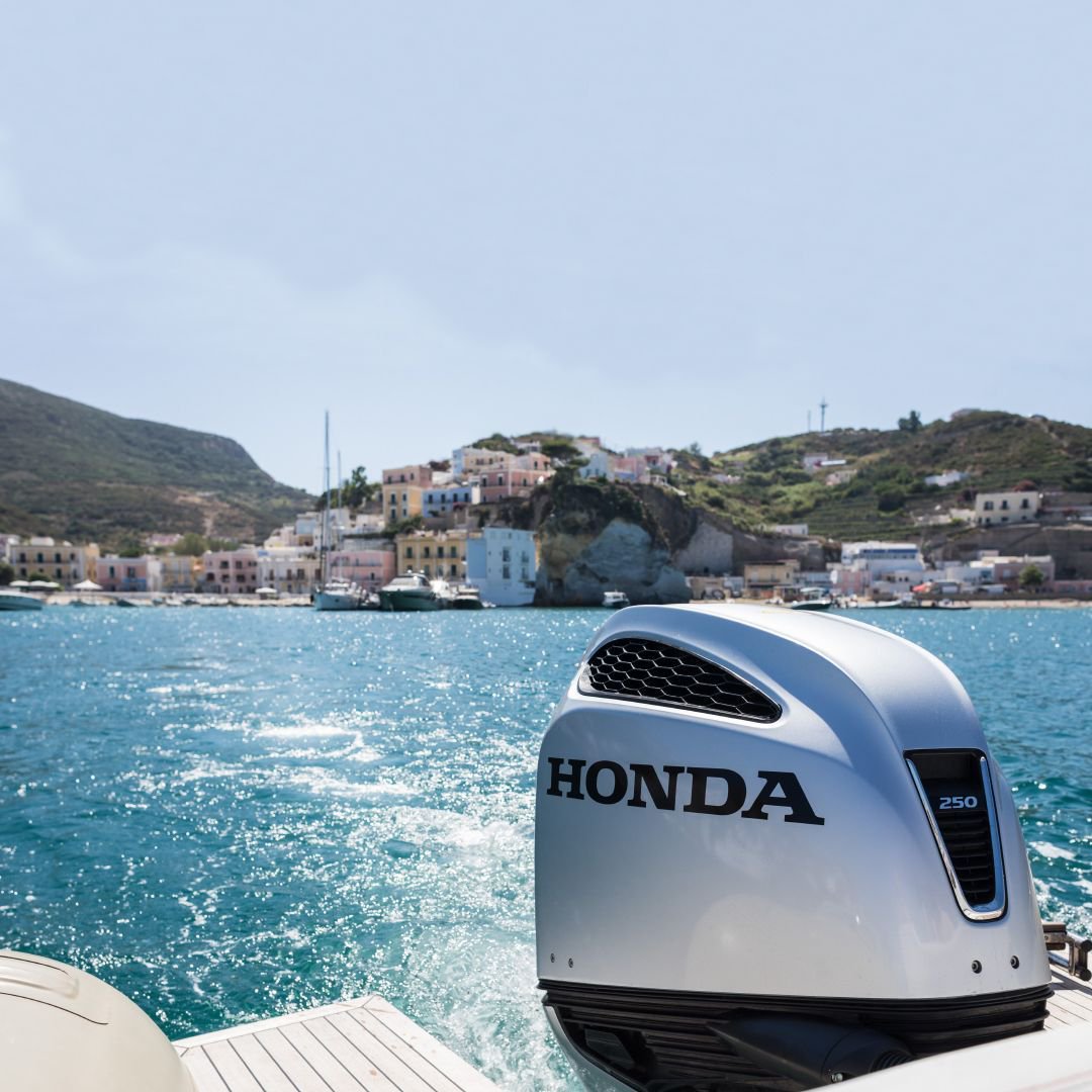 AutoserHonda's tweet photo. Tiempo de vacaciones playa y un paseo por la costa navegando, no es mal plan ¿no?☀️🌊
#Honda #summer #barco #motor #mar #oceano #sol #hondalovers #autoser #newgeneration #hondafans #Japanese https://t.co/bXJOUzPTmU