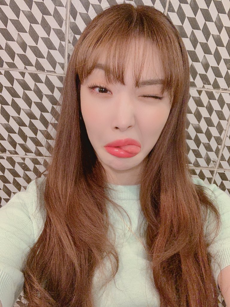 CHUNGHA_MNHent's tweet photo. [#청하] I got bangs>< 진짜지롱🙈👻

#CHUNGHA #별하랑 #BYULHARANG https://t.co/LTU8Dr38cX