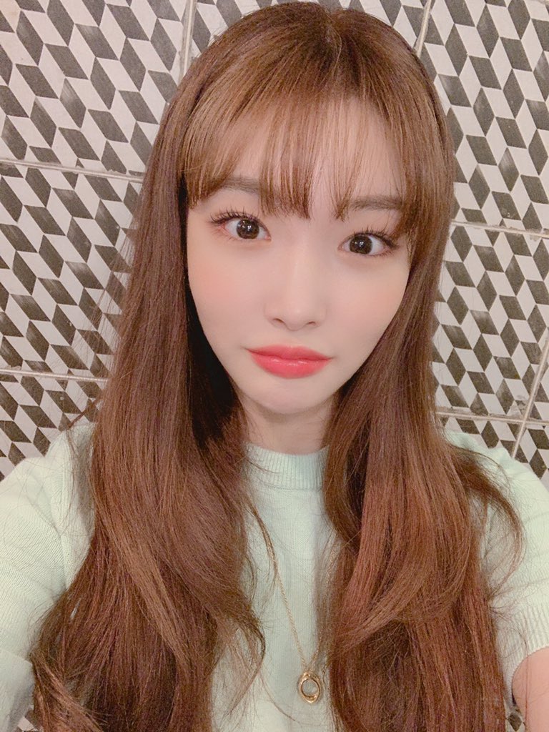 CHUNGHA_MNHent's tweet photo. [#청하] I got bangs>< 진짜지롱🙈👻

#CHUNGHA #별하랑 #BYULHARANG https://t.co/LTU8Dr38cX