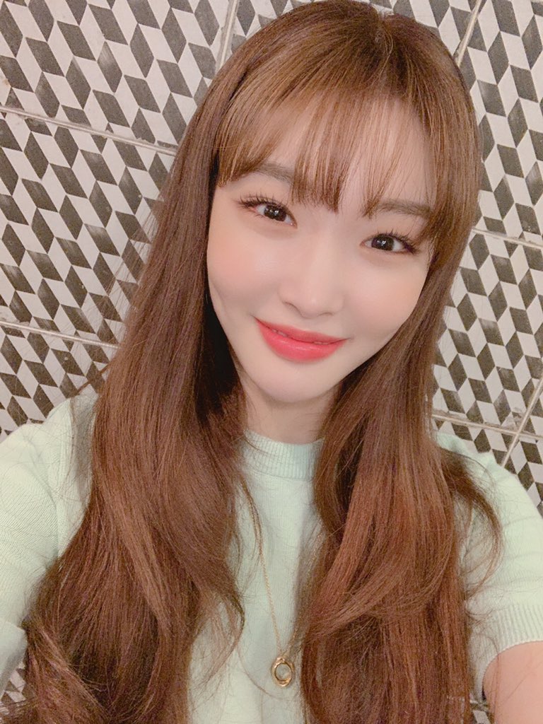 CHUNGHA_MNHent's tweet photo. [#청하] I got bangs>< 진짜지롱🙈👻

#CHUNGHA #별하랑 #BYULHARANG https://t.co/LTU8Dr38cX