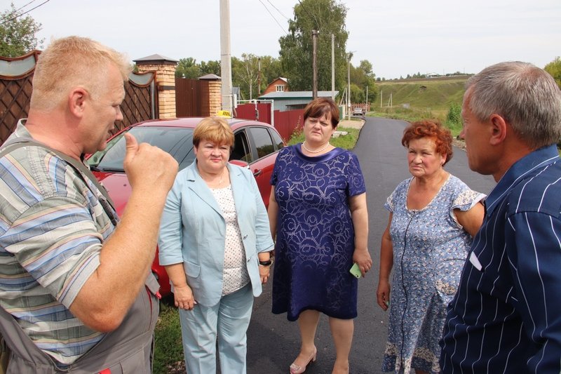 <a href="/Tularegion71/">Правительство ТО</a> Первый заместитель главы администрации Боброва М.И. совместно с депутатом ТОД Г.И. Алешиной и начальником Плавского ДРСУ Леоновым С.Б., активом улицы, проконтролировали работы по асфальтированию дороги на ул. Заречной