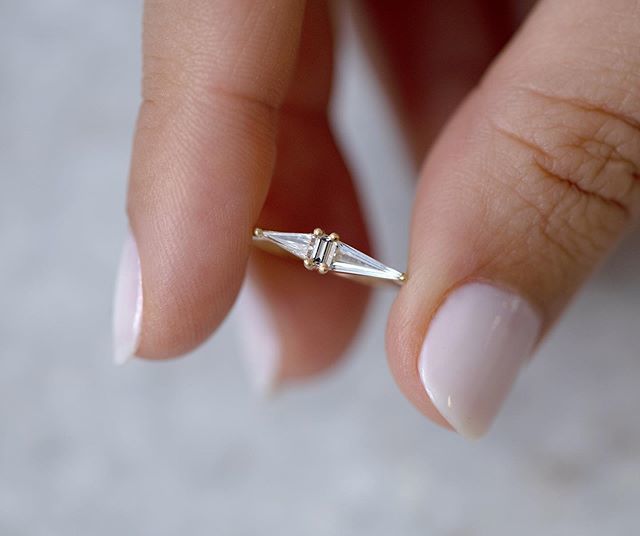 artemerstudio's tweet photo. Point to Point ❄️ Arrow Diamond Ring .
.
.
.
#diamondring #alternativebride #clusterring #jewelrydesigner #artemerdeco #altbride #uniqueengagementring #bespokering #trianglediamond #wedding #diamondweddingring #minimalistengagementring #geometricband #ar… https://t.co/0CuE6pi44T https://t.co/8ORWhloqw0