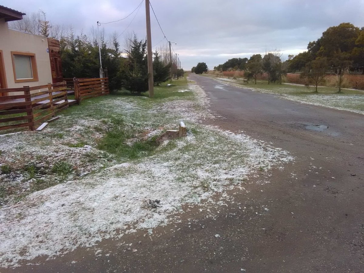 rsmica's tweet photo. Nevó también en #MardeCobo fotos de Diego Grecco. @Cadena3Com https://t.co/o5wlt6Ay1C