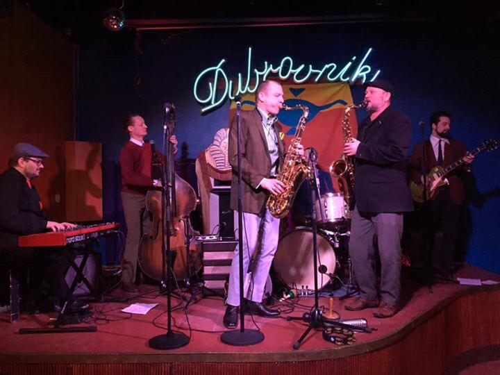 Makujen Tapiolassa viihdytään. 😎

Lauantai-iltana  panimoalueen lavalla kävijöitä viihdyttää upea Niko Ahvonen &amp; Copasetic Brothers. 🤩🎷🎶

#makujentapiola #makujentapiola2019 #tapiola #espoo #ilmaistaohjelmaa #jazzraikaa #tapiolankeskus