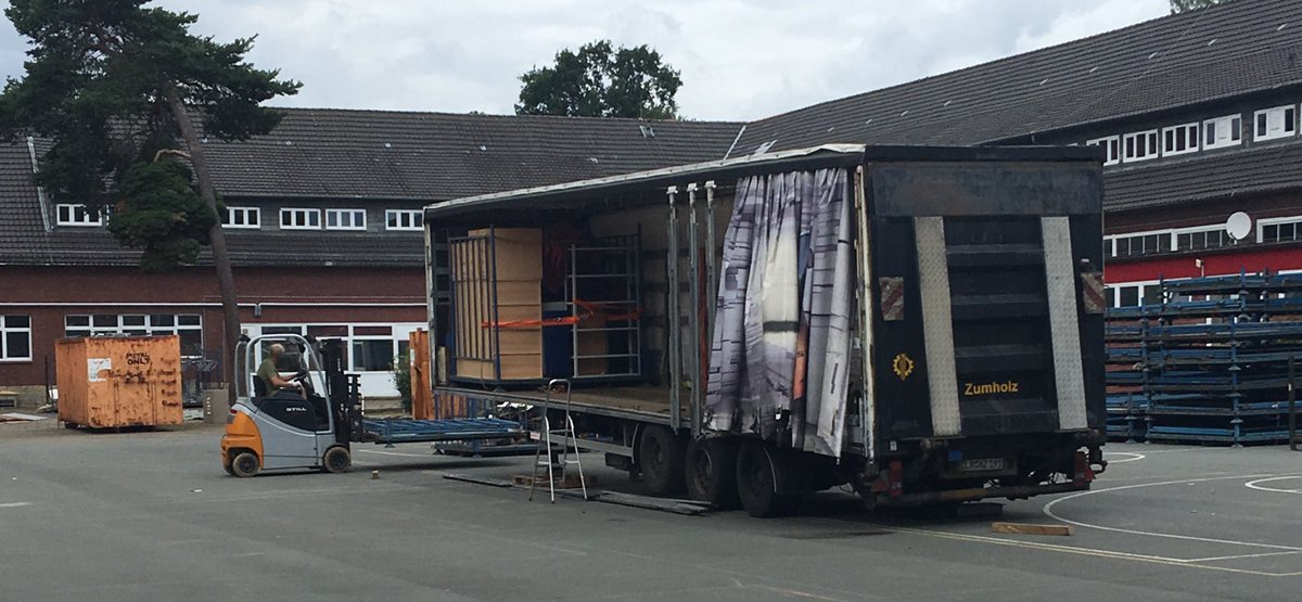 ComdBAG's tweet photo. I visited Mansergh Barracks today to see the drawdown in action. Great work underway by @26Regiment_RA and Station staff clearing out buildings and King’s school. Sad to see but another step closer to #bfgrebasing. Thank you to all involved. @ArmyBasing #bfglegacy https://t.co/sPKGMsrWqc