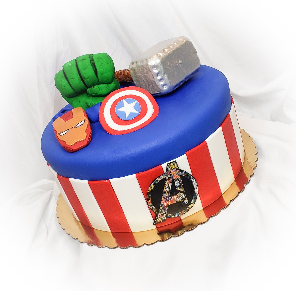 CakeHeels's tweet photo. Avengers Cake 
#avengers #hulk #ironman #thor #captainamerica #superheroes #superhero #avengerscake #superpowers https://t.co/cmWHbObsAL