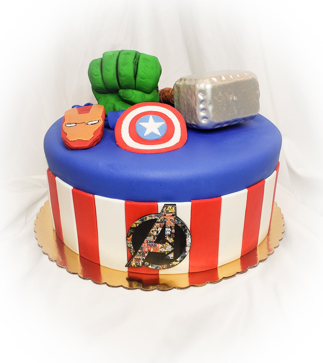 CakeHeels's tweet photo. Avengers Cake 
#avengers #hulk #ironman #thor #captainamerica #superheroes #superhero #avengerscake #superpowers https://t.co/cmWHbObsAL