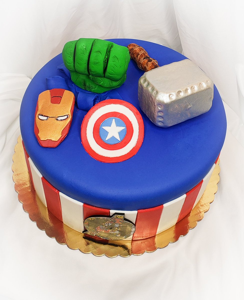 CakeHeels's tweet photo. Avengers Cake 
#avengers #hulk #ironman #thor #captainamerica #superheroes #superhero #avengerscake #superpowers https://t.co/cmWHbObsAL