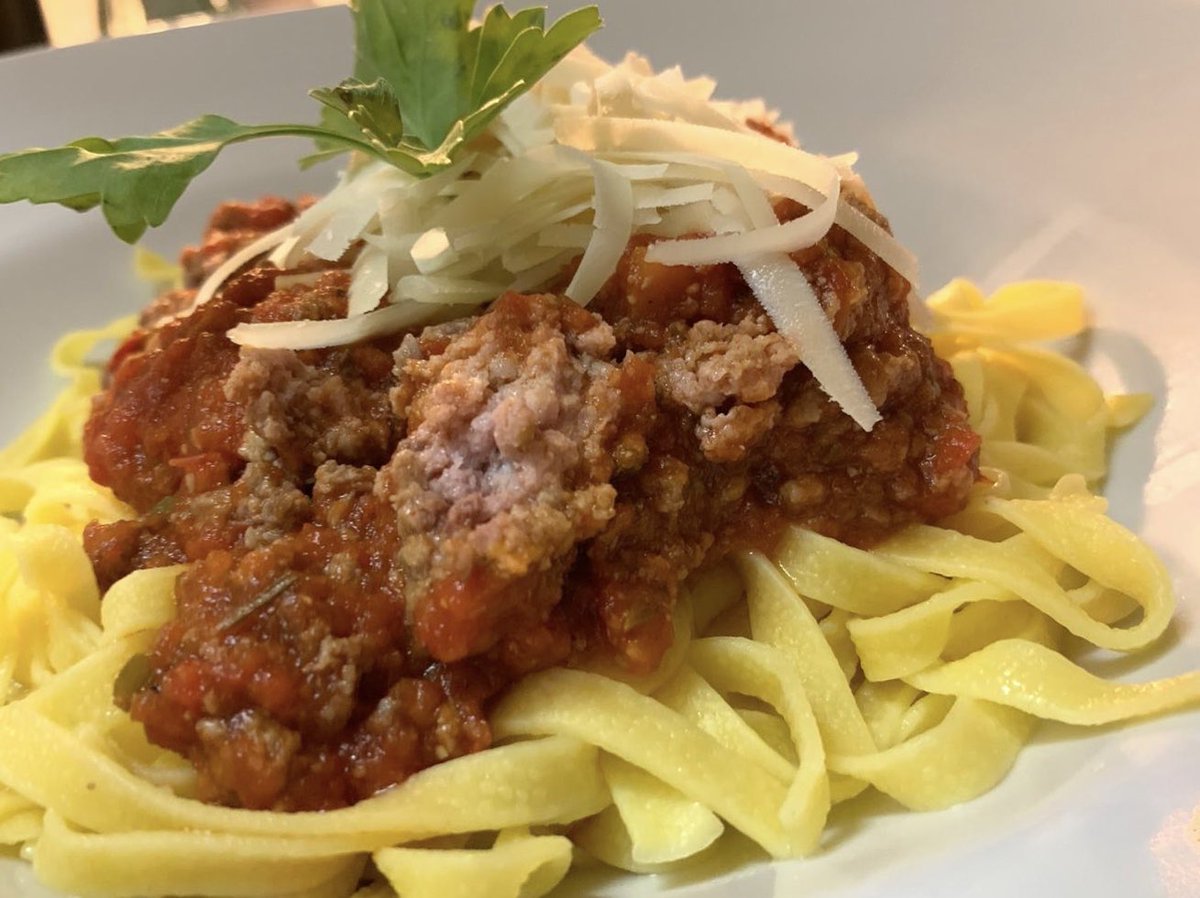 ilcommissione's tweet photo. 🔥🍝B O L O Ñ E S A🍝🔥
😋#feliz martes
🌹C
Reservas:
* 📱983114020
* Online https://t.co/V4XaLEj9rb
#lavitaèbellissima #love #pasta #luogodincontro #pizza #BellaItalia #happy #esserefelice #food #foodie #restaurant #photooftheday
#tagliatelle #bolognese https://t.co/teazXZEs4r