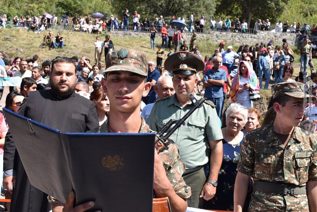 armenia_mod's tweet image. 2-րդ, 3-րդ և 4-րդ զորամիավորումների զորամասերում անցկացվել են զինվորական երդման հանդիսավոր արարողություններ: Նորակոչիկ զինվորները երդվել են անձնվիրաբար ծառայել հայրենիքին և լինել հավատարիմ զինվորական կոչմանը: 
#ArmenianArmy #Conscripts #Soldiers