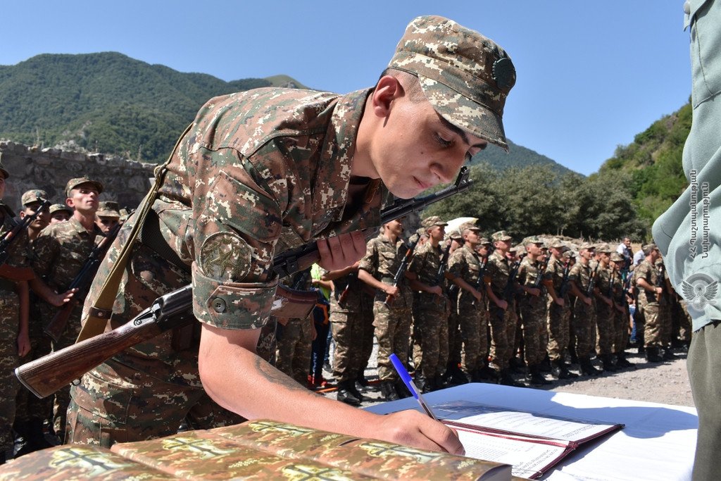 armenia_mod's tweet image. 2-րդ, 3-րդ և 4-րդ զորամիավորումների զորամասերում անցկացվել են զինվորական երդման հանդիսավոր արարողություններ: Նորակոչիկ զինվորները երդվել են անձնվիրաբար ծառայել հայրենիքին և լինել հավատարիմ զինվորական կոչմանը: 
#ArmenianArmy #Conscripts #Soldiers