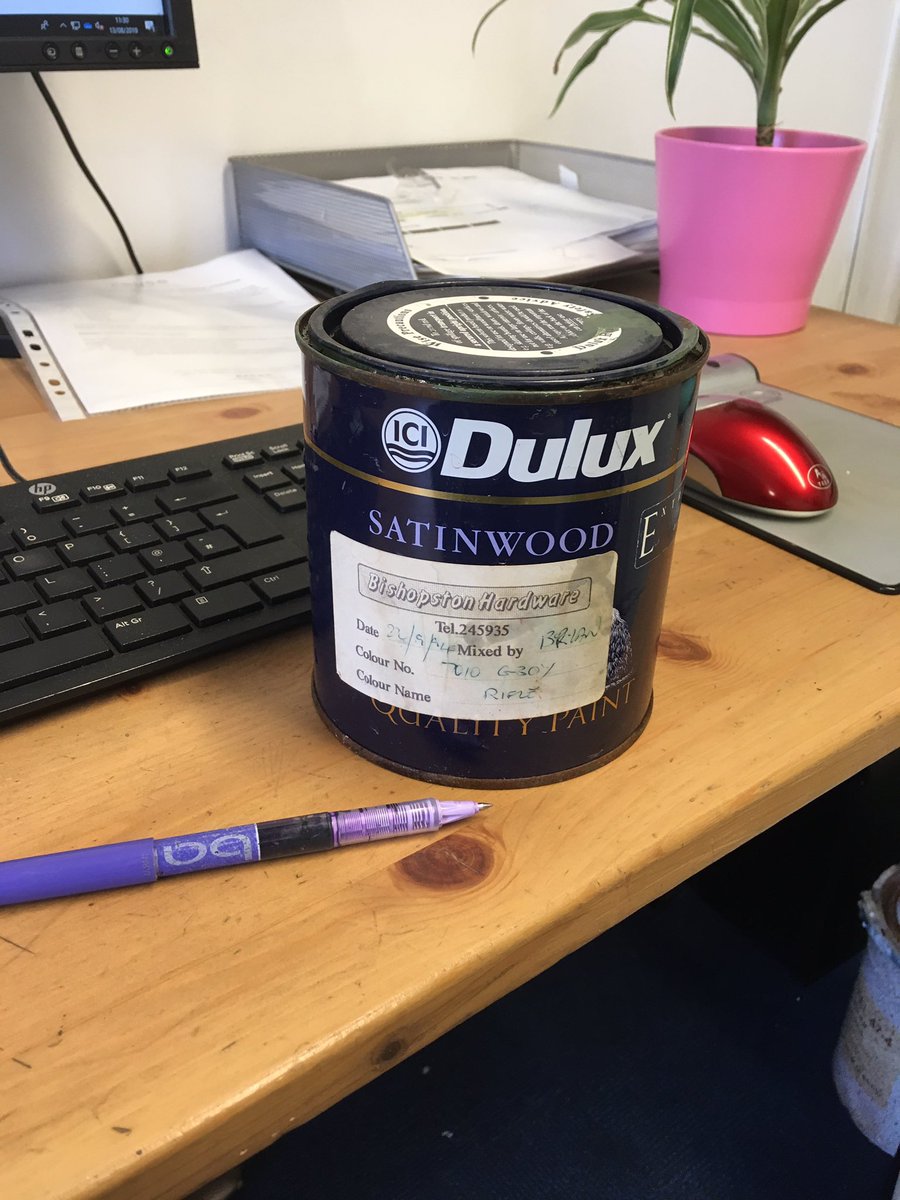 Sofa_Project's tweet photo. 1994 Nelson Mandela becomes S Africa’s President, Jeff Bezos founds Amazon, OJ Simpson flees from police & Bishopston Hardware 😍sells a tin of green paint which 25 years later makes it way to @Sofa_Project under the @Comm_RePaint scheme #antique #GloucesteRoad #smellslikenew 👍🏼 https://t.co/5zlWF7aahs