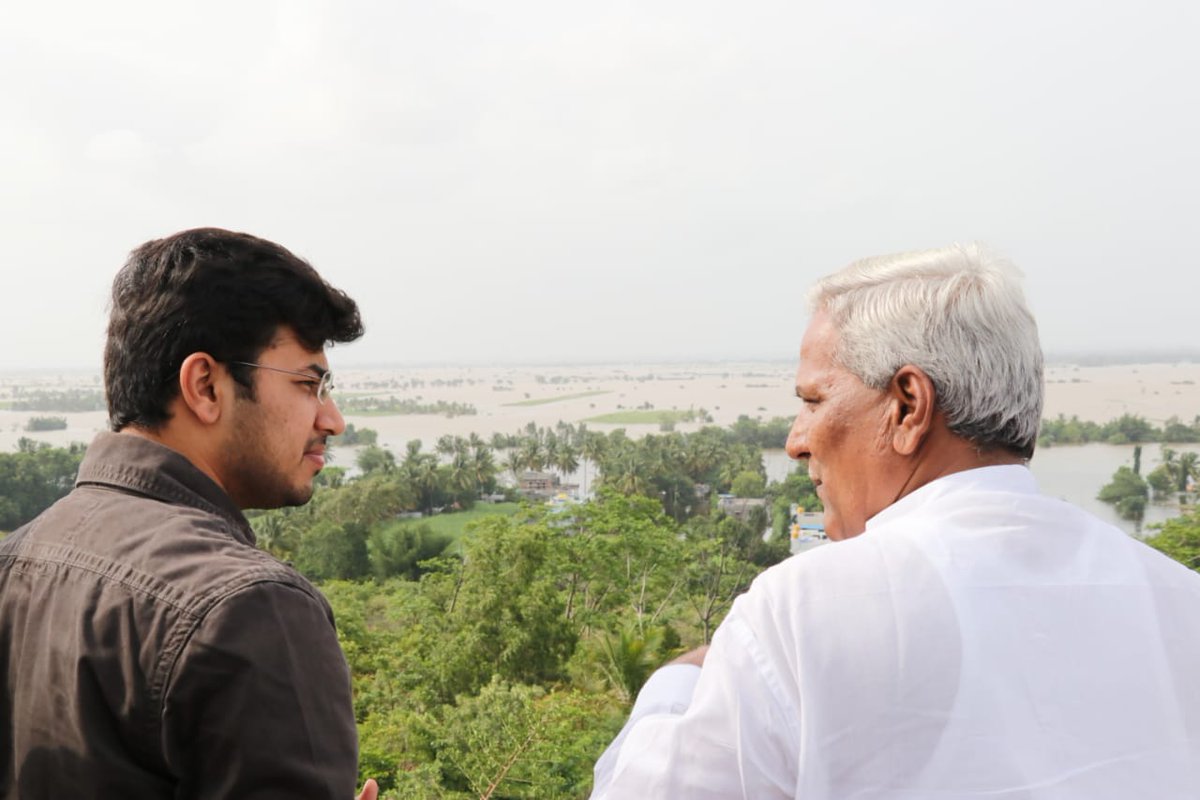 Tejasvi_Surya's tweet photo. One village in Teradala that wasn't flooded gave up its ration to help feed the 490-odd families here at the relief camp for last 10 days

When humanity wins, every challenge is surmountable🙂

We're now sending cattle feed through our trucks for stranded &amp; relocated farm animals https://t.co/Hf12ZSwRYp