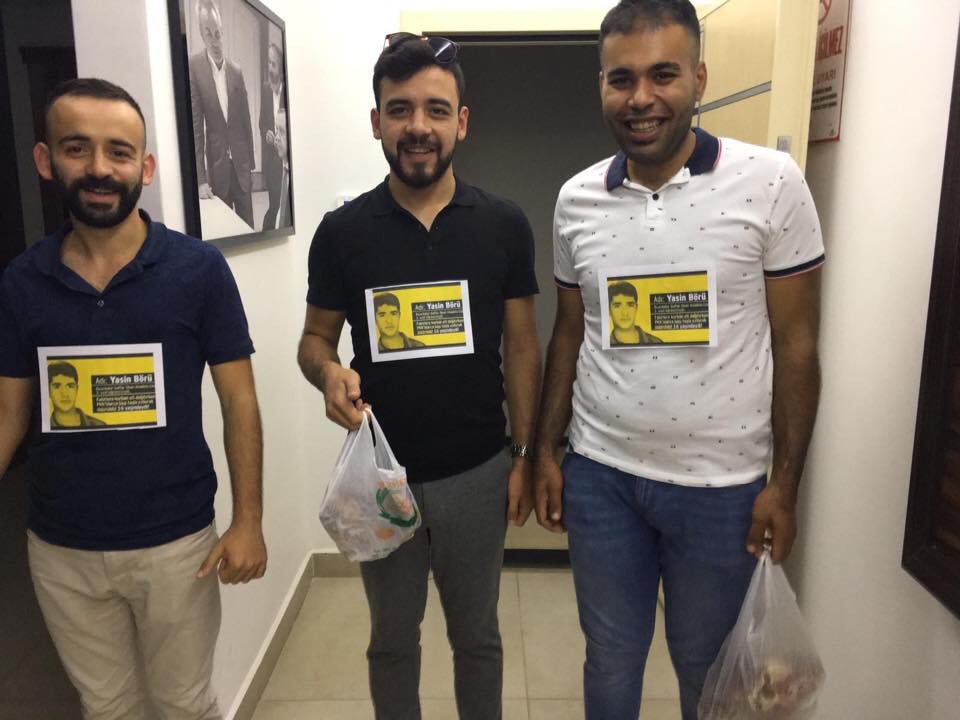 boluakgenclik14's tweet photo. 16 yaşındaydı. Fakir ailelere kurban eti dağıtırken terör örgütü PKK tarafından şehit edildi. Kurban bayramının 3. Gününde #yasinbörü kardeşimizin şehadetini unutmadık!
İhtiyaç Sahibi ailelere kurban etlerimizi dağıttık!
#kurbanbayramı https://t.co/UCxgYUm0T8