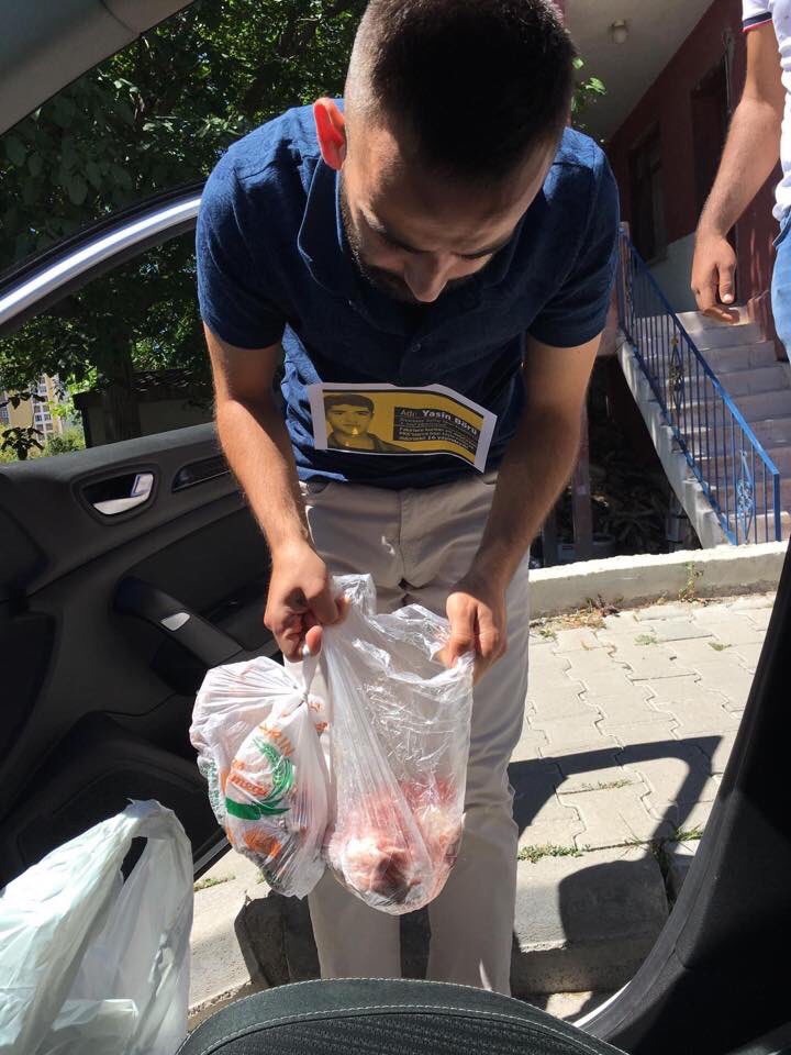 boluakgenclik14's tweet photo. 16 yaşındaydı. Fakir ailelere kurban eti dağıtırken terör örgütü PKK tarafından şehit edildi. Kurban bayramının 3. Gününde #yasinbörü kardeşimizin şehadetini unutmadık!
İhtiyaç Sahibi ailelere kurban etlerimizi dağıttık!
#kurbanbayramı https://t.co/UCxgYUm0T8