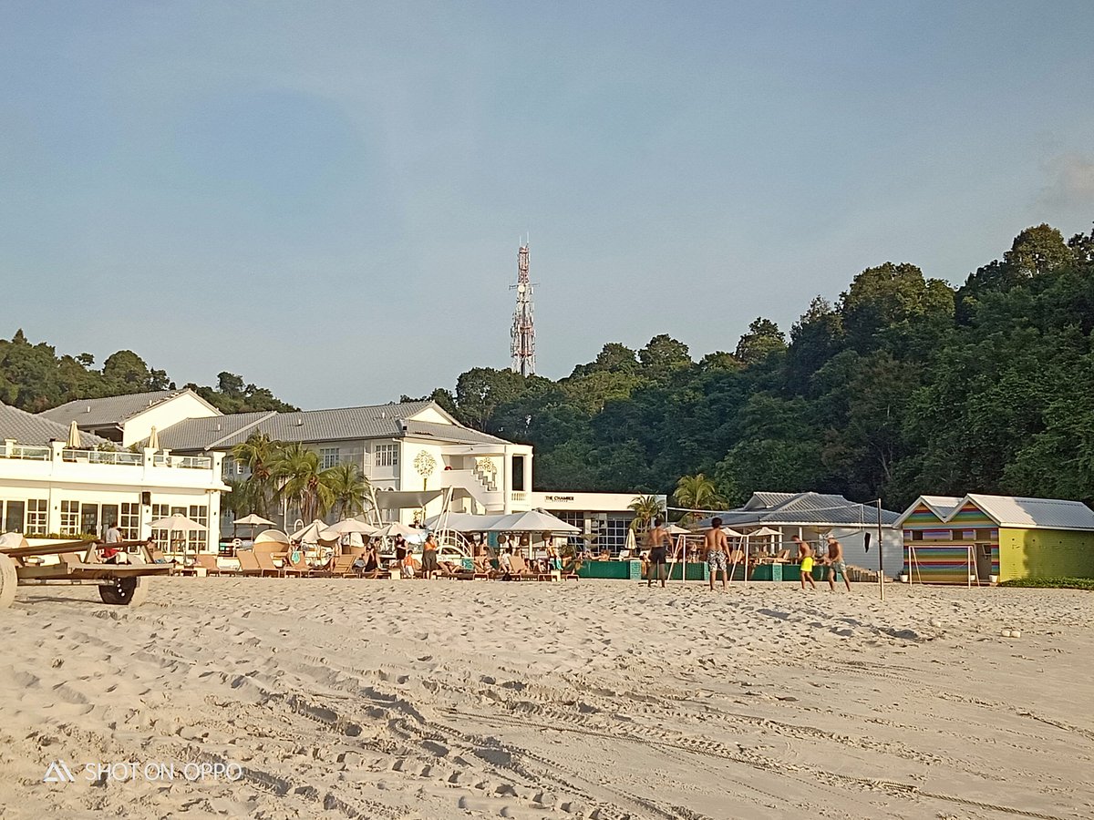 itaJYJ's tweet photo. Wish we stay here 😘 ... watching the boys play 😂😂😂
Showed this  ☝️ to hubby but he didn't get it. LOL

#HolidayLangkawi
#PantaiChenang
#ChenangWalk
#LeisureDrive
#HappyGiler 
#ListeningToJaejoongNOX https://t.co/xElDb5JgGp