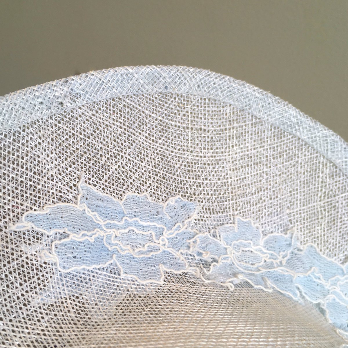 ZGmillinery's tweet photo. Delicate lace is so flattering. This sinamay headpiece was made to match one mother of the groom’s blue lace dress worn with self coloured shoes and bag for a regal look. The lace and sinamay were hand dyed to match. 

#MotherOfTheGroom #Fascinator #WeddingHats https://t.co/6CKsv94REC