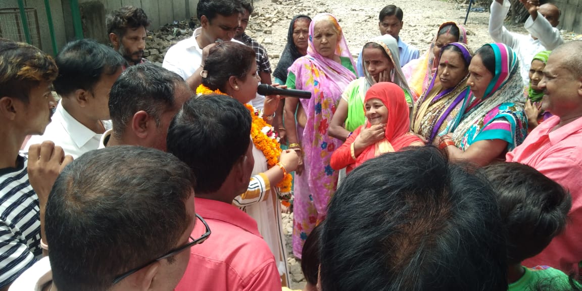 BaijnathMourya's tweet photo. #विधानसभा_मंगोलपुरी में विकास कार्यों को तीव्र गति से आगे बढाते हुए आज स्थानीय विधायक @rakhibirla जी ने वार्ड-56 में #K_block में पार्क, #L_block में सड़क, #N_Block RMC का नाला बनाने के कार्य का शिलान्यास स्थानीय जनता के कर कमलों द्वारा नारियल तोड़वाकर किया।😊
@AAPDelhi https://t.co/QEADCh05Ik