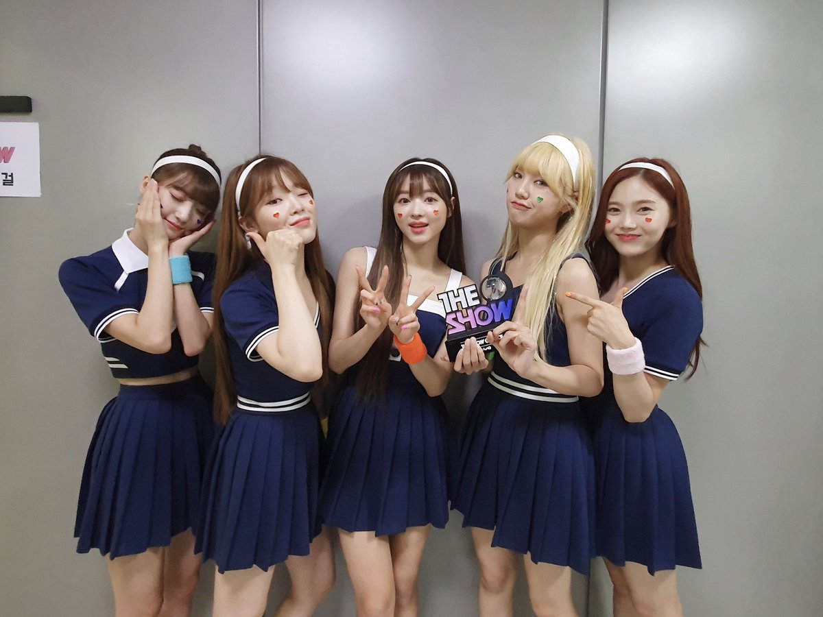 8_OHMYGIRL's tweet photo. [#OhTimes] 190813 더쇼📸
오늘의 더쇼초이스 #오마이걸 ❤️

BUNGEE 컴백 후 첫 트로피🏆

#오마이걸 #OHMYGIRL #OMG #BUNGEE #번지 https://t.co/FEOhyRH4W5