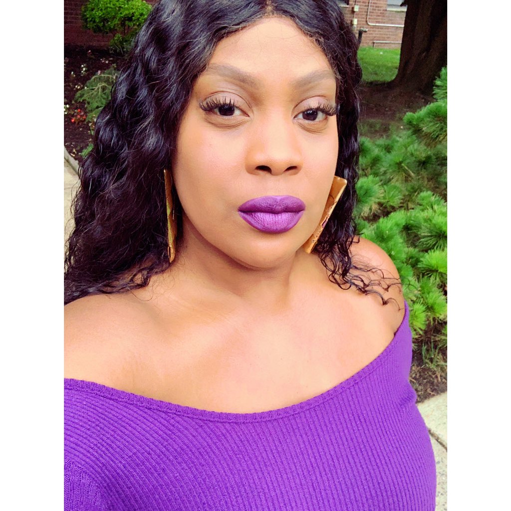 kingston_jael's tweet photo. I have not worn this color in a long time...so I wanted you guys to feel how vivid a metallic liquid matte can be on a rainy day with very little natural light... 🥰 #ScreamMyName from #TooFacedCosmetics @toofaced #melaninpoppin #melaninqueen #melaninmagic #blackgirlmagic https://t.co/kKckM2BG8D