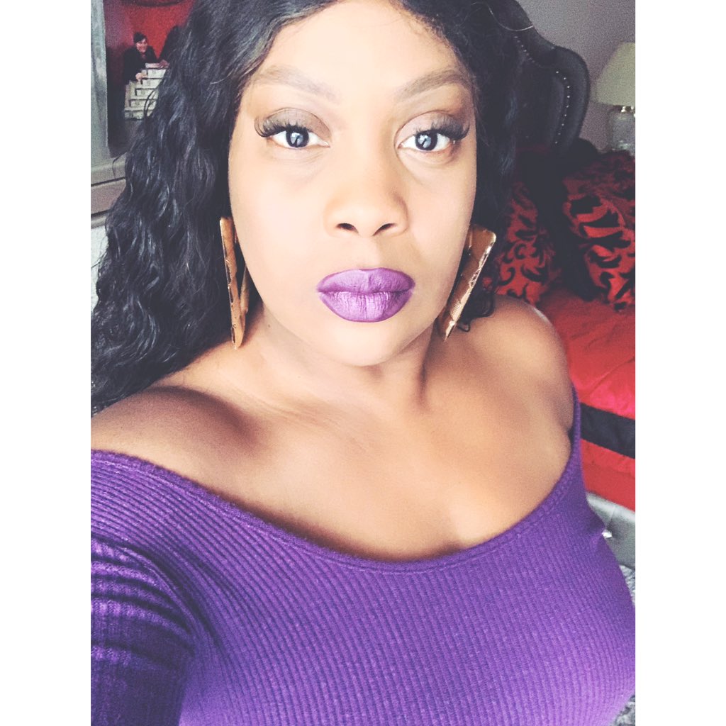kingston_jael's tweet photo. I have not worn this color in a long time...so I wanted you guys to feel how vivid a metallic liquid matte can be on a rainy day with very little natural light... 🥰 #ScreamMyName from #TooFacedCosmetics @toofaced #melaninpoppin #melaninqueen #melaninmagic #blackgirlmagic https://t.co/kKckM2BG8D